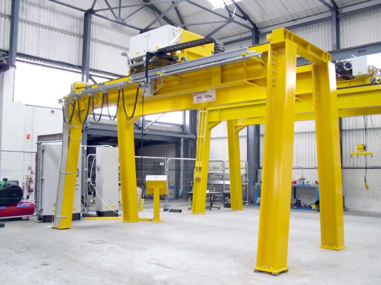 SCX Specialist handling solutions in the defence sector crane and movement
